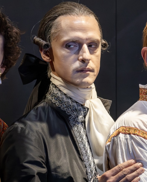 Quirijn de Lang as Don Alfonso in Opera North's production of Mozart’s Così fan tutte
