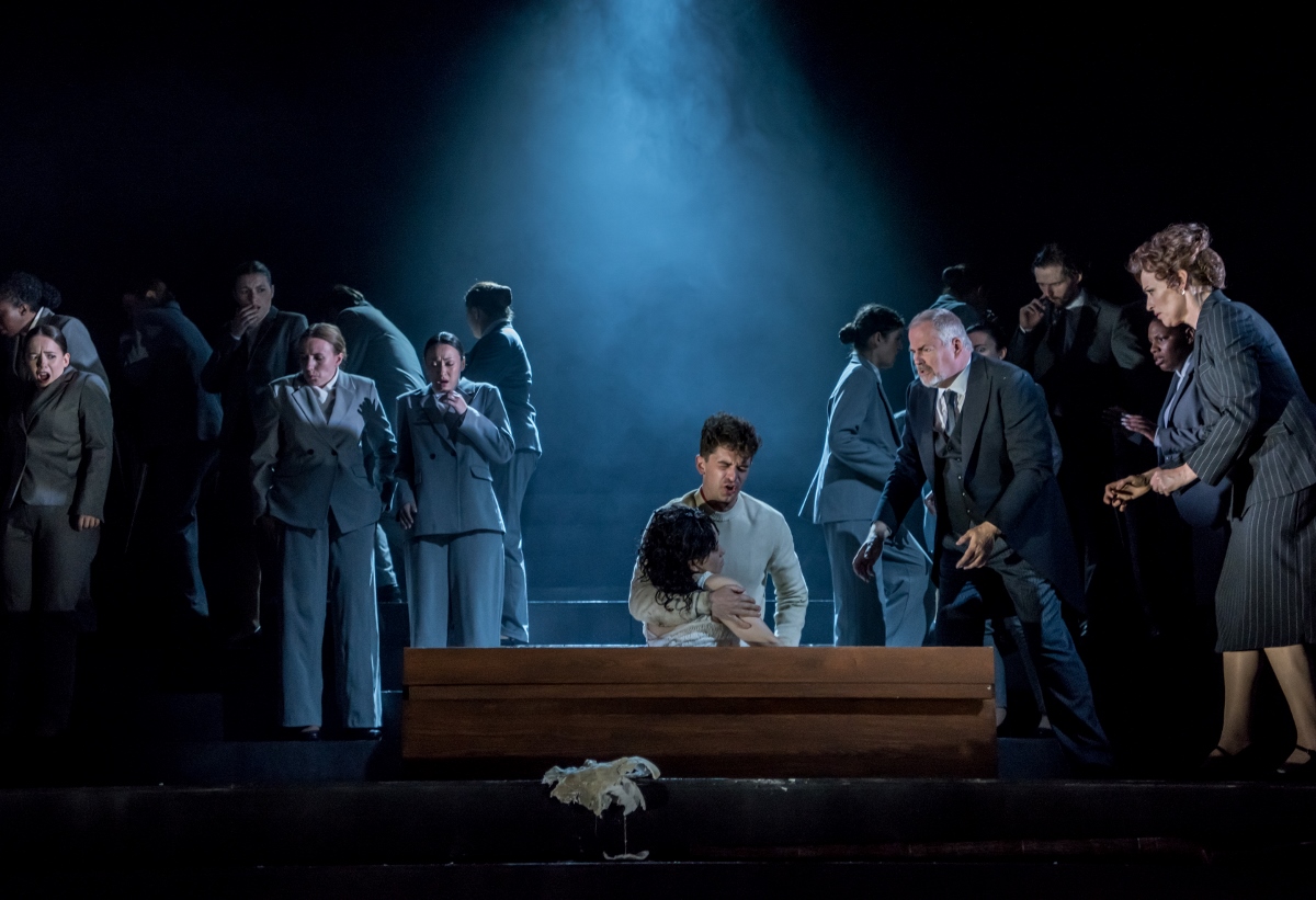 Yewon Han (Ophélie) Gregory Feldmann (Hamlet) Richard Woodall (Polonius) Allison Cook (Gertrude) and chorus in Hamlet at Buxton International Festival Credit Genevieve Girling 