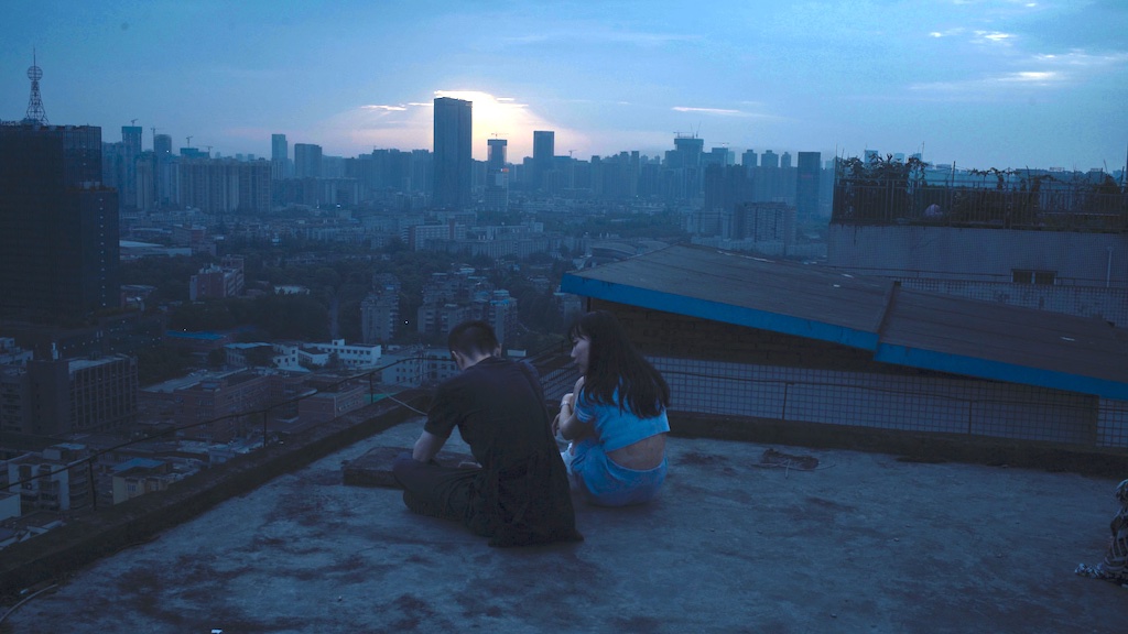 Kimberly watches the sunrise with her boyfriend