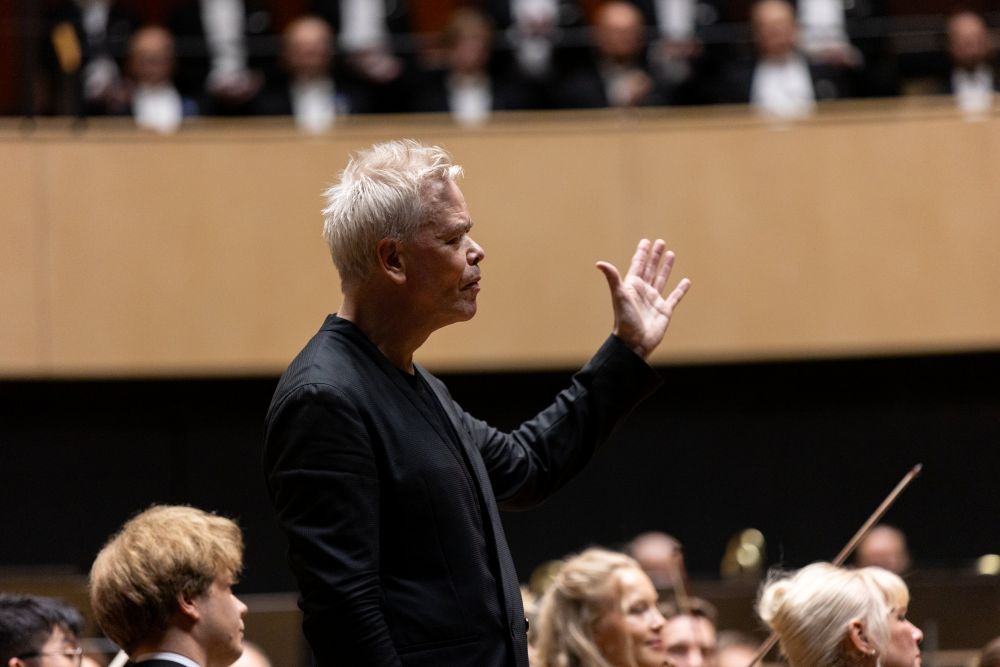 Hannu Lintu and Davone Tines in 'Kullervo'