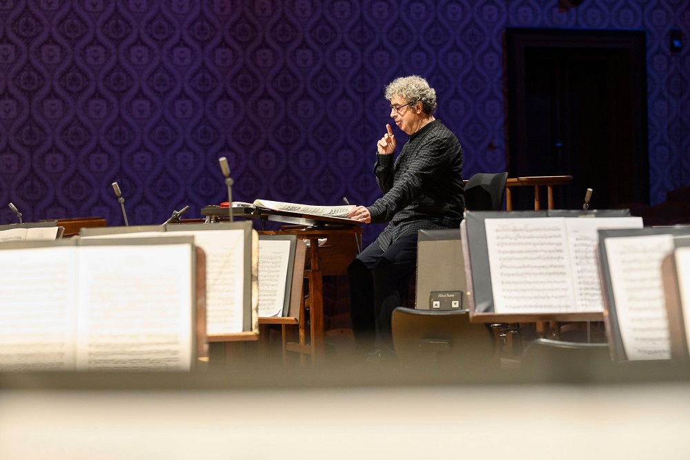 Semyon Bychkov studying the score of Ma vlast in rehearsal