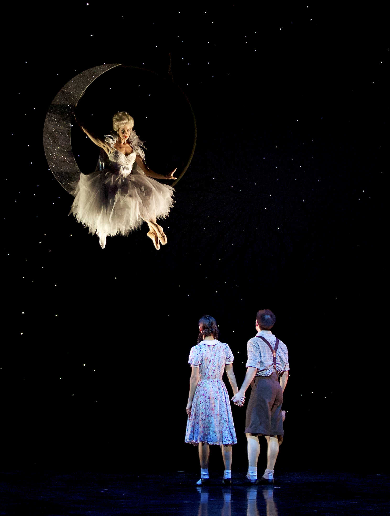 Eve Mutso as th Witch/Lady in the Moon