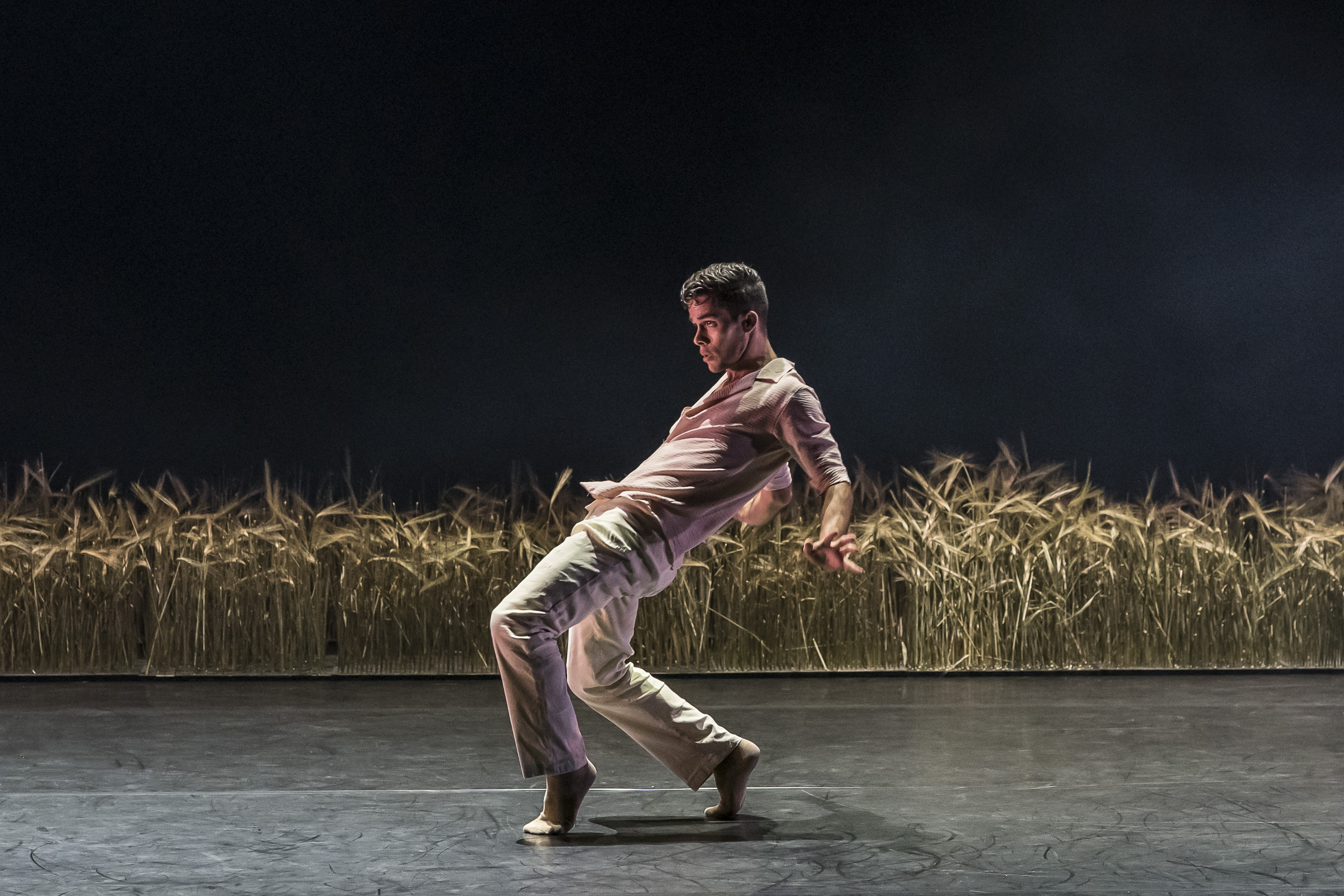 a member of Acosta Danza in Paysage, soudain, la nuit