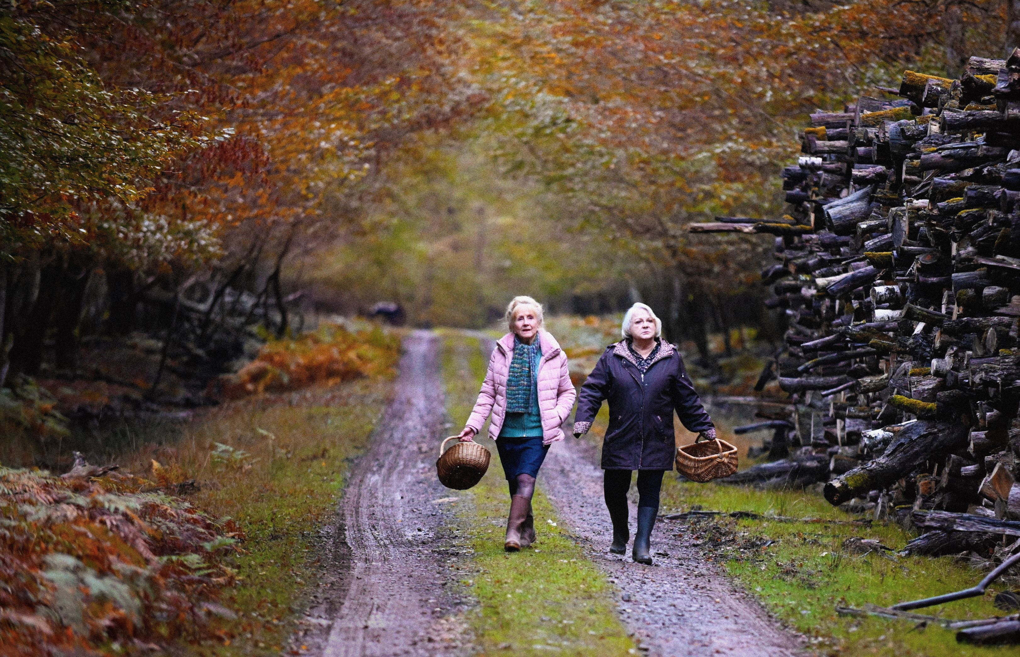 Helene Vincent and Josiane Balasko in When Autumn Falls