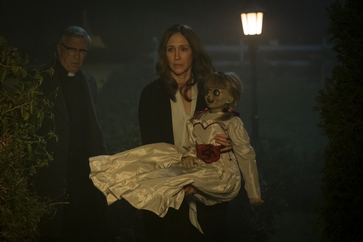 Lorraine (Vera Farmiga) gives Annabelle a lift