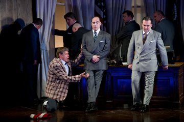 WNO_Rigoletto_-_Simon_Keenlyside_Rigoletto__WNO_Chorus_7
