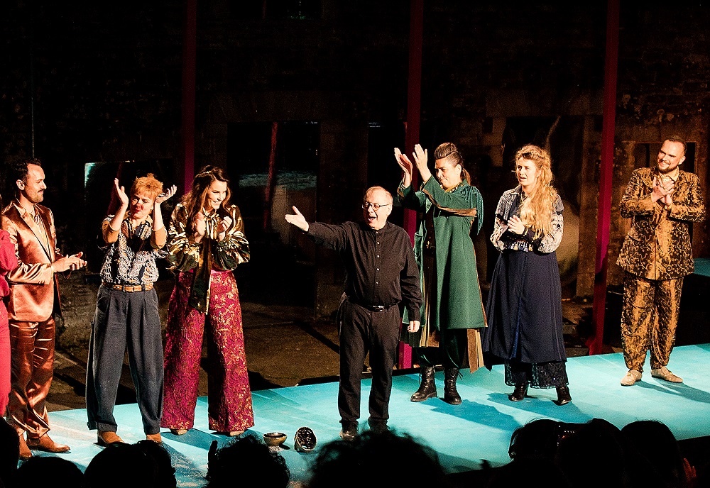 Nicholas McGegan with the principals of 'Giulio Cesare'