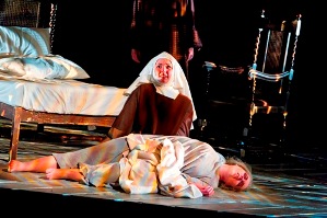Dialogues_des_Carmelites_Anna_Patalong_and_Ctia_Moreso_credit_Clive_Barda