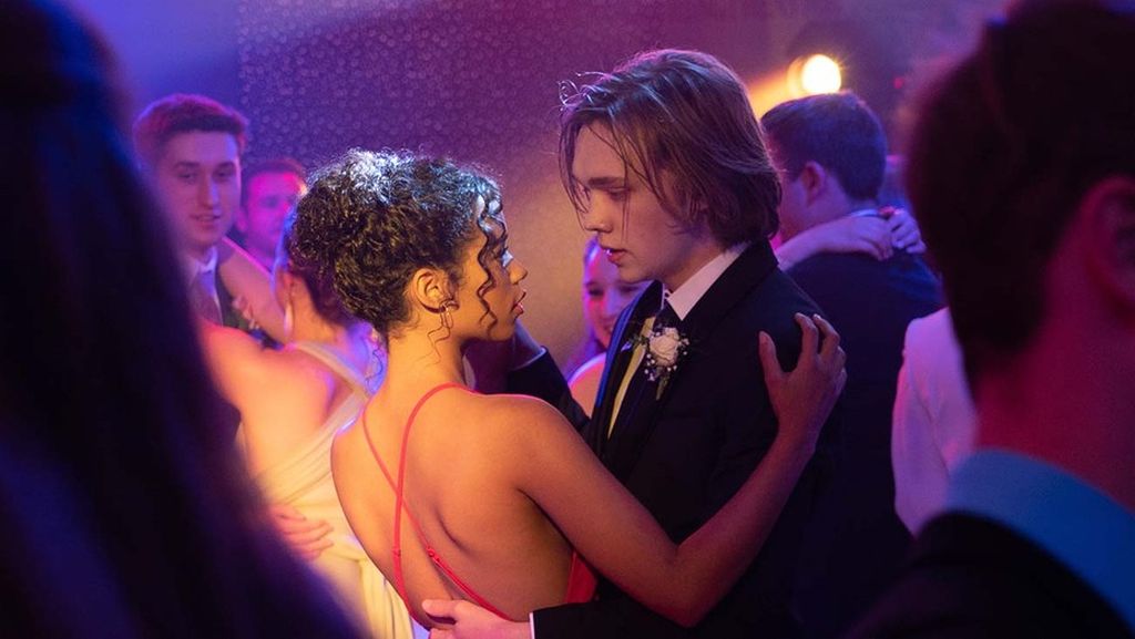 Taylor Russell and Charlie Plummer in 'Words on Bathroom Walls'